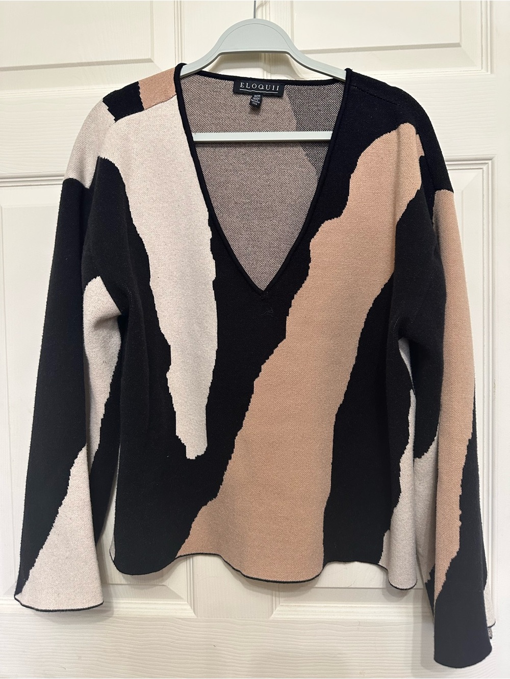 Eloquii V-Neck Abstract Colorblock Sweater in Black, Beige & Cream